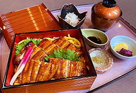 特撰うなぎ重 2,600円（税込2,860円）